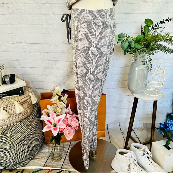 Snake Print Lounge Set - Picture 5 of 11